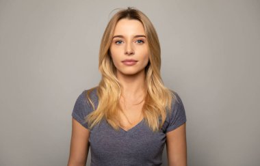 Stüdyoda güzel bir kadın var. 