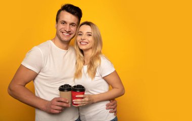 Stüdyo geçmişindeki mutlu çift 