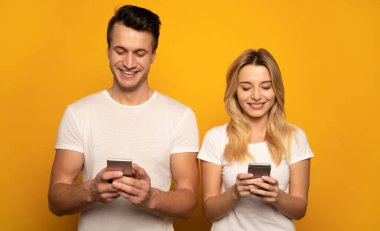 Stüdyo geçmişinde akıllı telefonları olan mutlu çift. 