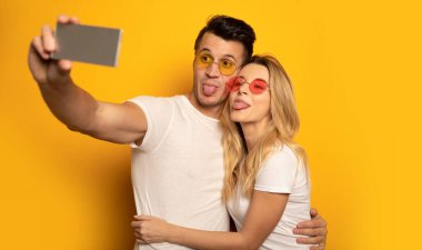 Mutlu çift stüdyoda selfie çekiyor. 