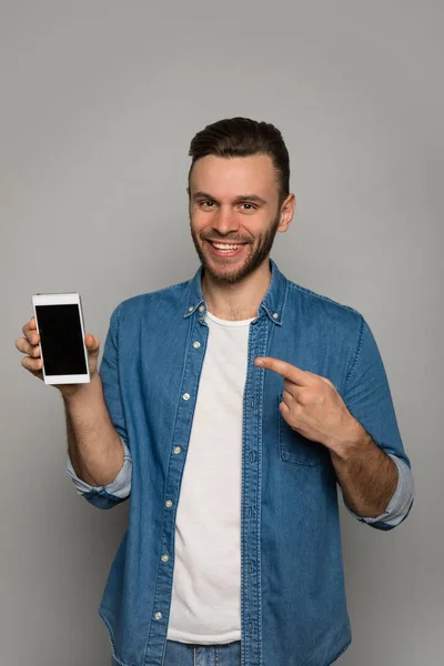 Hombre Guapo Joven Que Muestra Teléfono Inteligente — Foto de Stock