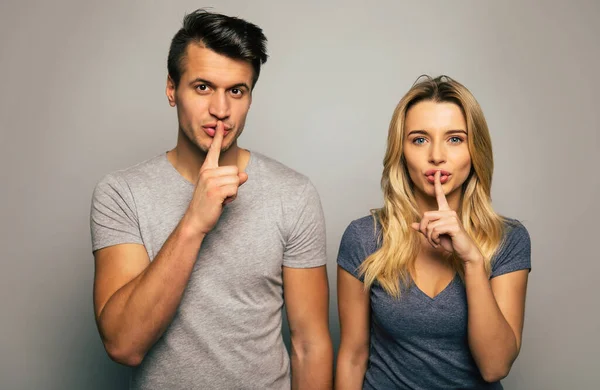 Coppia Felice Con Gesti Silenzio Sullo Sfondo Dello Studio — Foto Stock