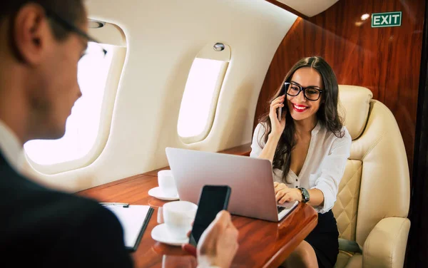 Pareja Negocios Avión Que Trabaja — Foto de Stock