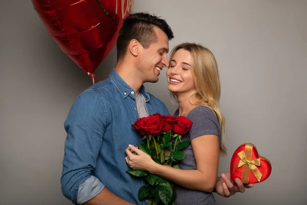 Pareja Feliz Con Flores Regalo Estudio Fondo —  Fotos de Stock