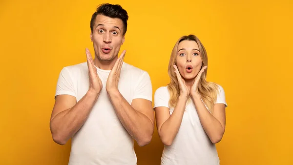 Feliz Pareja Sorprendida Estudio Fondo — Foto de Stock