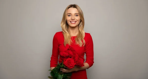 สาวสวย ดอกก หลาบแดงในสต — ภาพถ่ายสต็อก