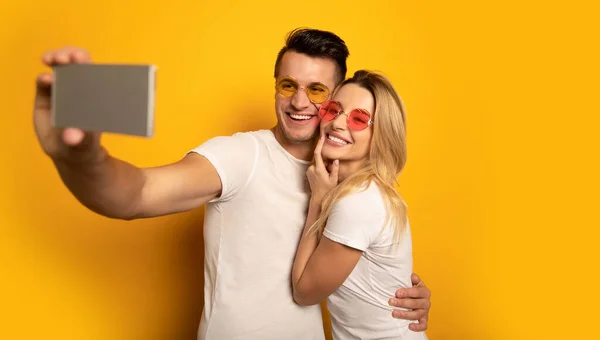 Ευτυχισμένο Ζευγάρι Βγάζει Selfie Στο Φόντο Του Στούντιο — Φωτογραφία Αρχείου