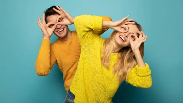 Šťastný Pár Brýlemi Gesta Pozadí Studia — Stock fotografie