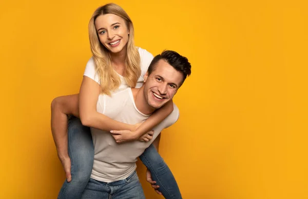 Casal Feliz Fundo Estúdio Homem Dando Passeio Piggyback Para Mulher — Fotografia de Stock