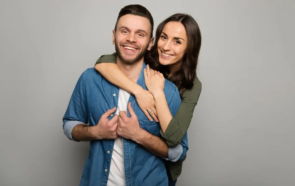 Glückliches Paar Umarmt Sich Vor Studiohintergrund — Stockfoto