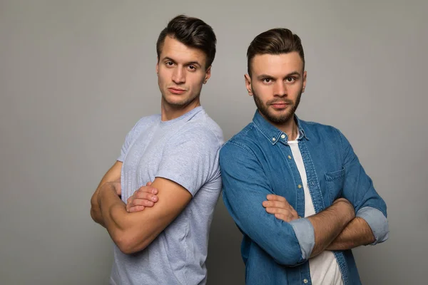 Jóvenes Hombres Guapos Posando Estudio — Foto de Stock