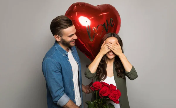 Pareja Feliz Estudio Día San Valentín — Foto de Stock