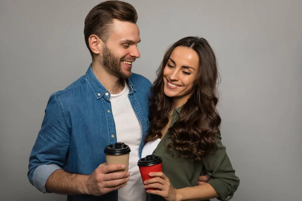 Glückliches Paar Mit Kaffeetassen Auf Studiohintergrund — Stockfoto