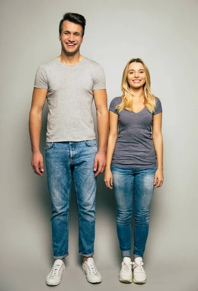 Pareja Feliz Estudio Fondo — Foto de Stock