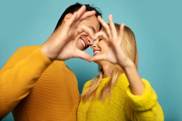 Happy Couple Heart Gesture Studio Background — Stock Photo, Image