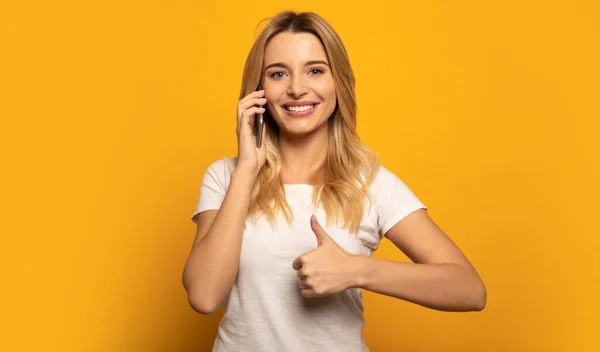 Joven Mujer Hermosa Hablando Smartphone Estudio Con Pulgar Hacia Arriba —  Fotos de Stock