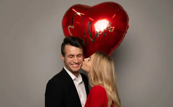 Pareja Feliz Besando Estudio Fondo — Foto de Stock