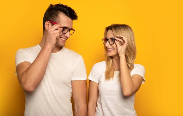 Casal Feliz Vestindo Óculos Fundo Estúdio — Fotografia de Stock