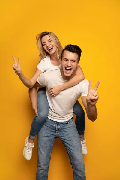 Casal Feliz Fundo Estúdio Homem Dando Passeio Piggyback Para Mulher — Fotografia de Stock