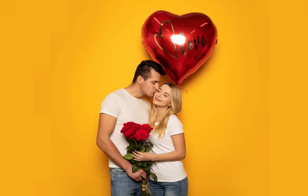 Happy Couple Roses Balloon Studio Background — Stock Photo, Image