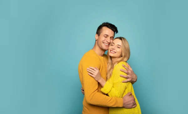 Happy Couple Embracing Studio Background — Stock Photo, Image