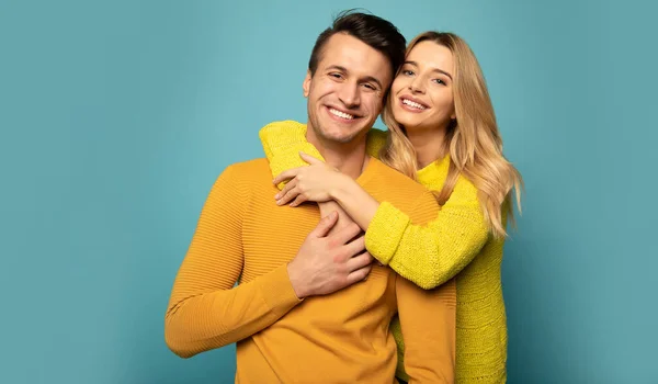 Happy Couple Hugging Studio Background — Stock Photo, Image