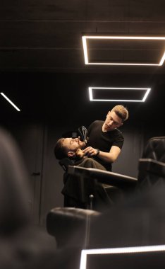 Berber dükkanındaki yakışıklı genç adam. 