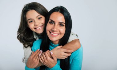 Mutlu anne ve sarılma ve gülümseyen kız 