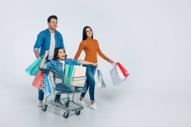 Mutlu Genç Aile Portresi