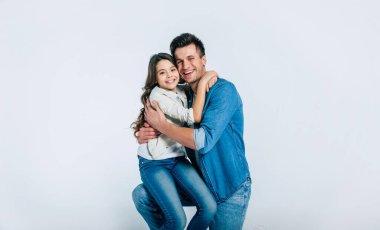 Mutlu baba ve kızın aile portresi.  