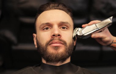 Berber dükkanındaki yakışıklı genç adam. 