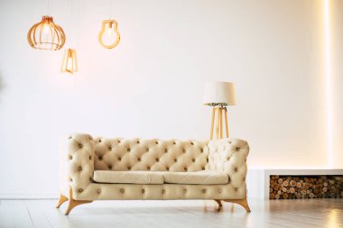 Bej kanepeli iç mekan fotoğrafı.