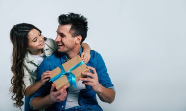Mutlu baba ve kızı beyaz arka planda hediye kutusuyla