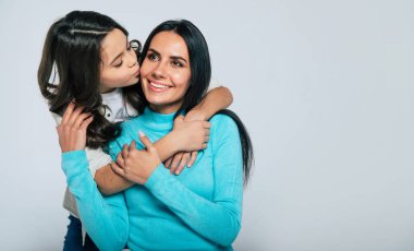 Genç mutlu arkadaşlar bir arada dururken sarılıp gülümsüyorlar.