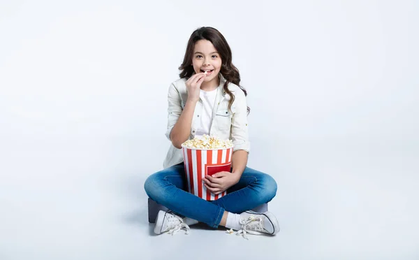 Ragazza Seduta Sul Pavimento Con Popcorn Guardare Film Sfondo Bianco — Foto Stock
