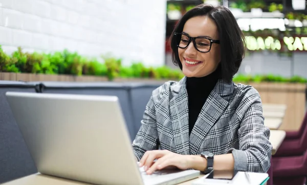 Ritratto Giovane Donna Affari Carina Sul Posto Lavoro — Foto Stock