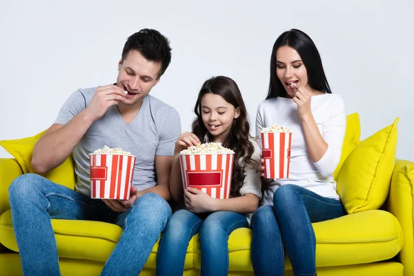 Feliz Jovem Família Assistindo Casa Com Pipocas Sentadas Sofá Amarelo — Fotografia de Stock