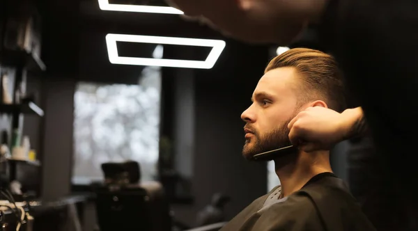 Friseur Macht Frisur Für Seinen Kunden Mann Beim Friseur — Stockfoto