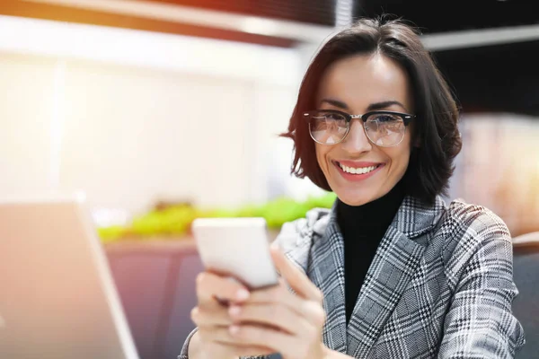 Retrato Una Mujer Negocios Bastante Joven Lugar Trabajo — Foto de Stock