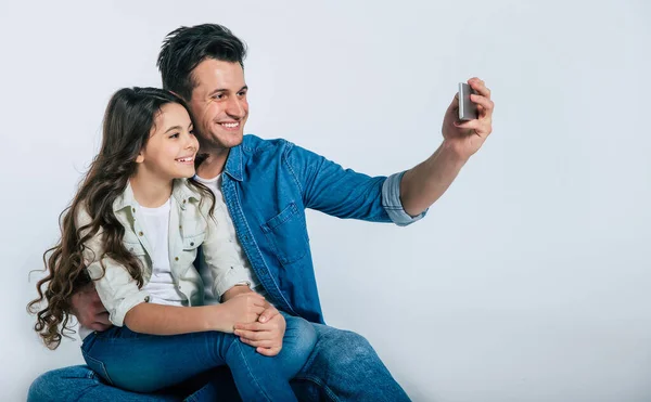 Szczęśliwy Ojciec Córka Biorąc Selfie — Zdjęcie stockowe