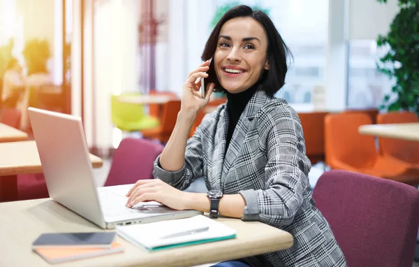 Retrato Una Mujer Negocios Bastante Joven Lugar Trabajo — Foto de Stock