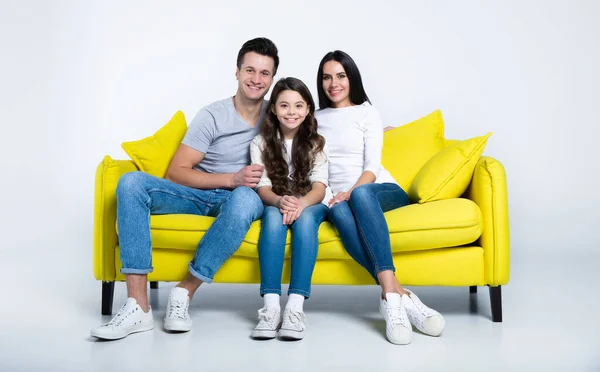 Retrato Familia Joven Feliz Sentado Sofá Amarillo — Foto de Stock