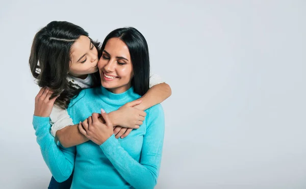 Šťastná Matka Dcera Objímají Usmívají Zatímco Stojí Spolu — Stock fotografie