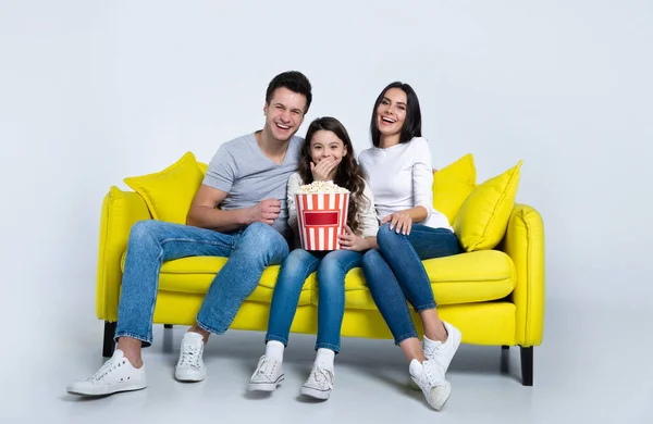 Gelukkig Jong Gezin Kijken Thuis Met Popcorn Zitten Gele Bank — Stockfoto