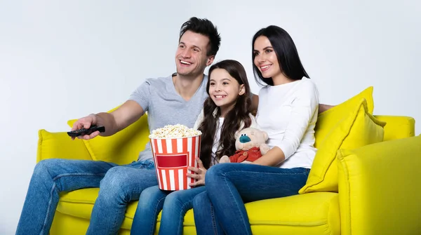 Gelukkig Jong Gezin Kijken Thuis Met Popcorn — Stockfoto