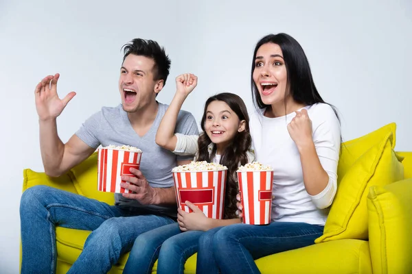 Felice Giovane Famiglia Guardando Casa Con Popcorn Seduti Sul Divano — Foto Stock