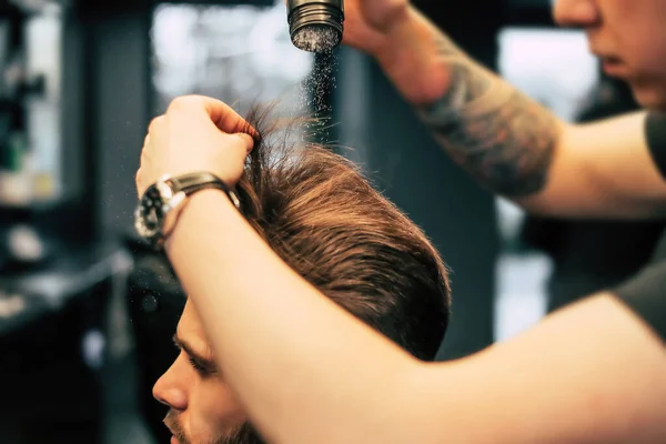 Peluquería Haciendo Peinado Para Cliente Hombre Barbería — Foto de Stock