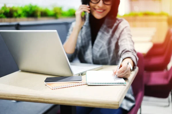 Retrato Una Mujer Negocios Bastante Joven Lugar Trabajo — Foto de Stock