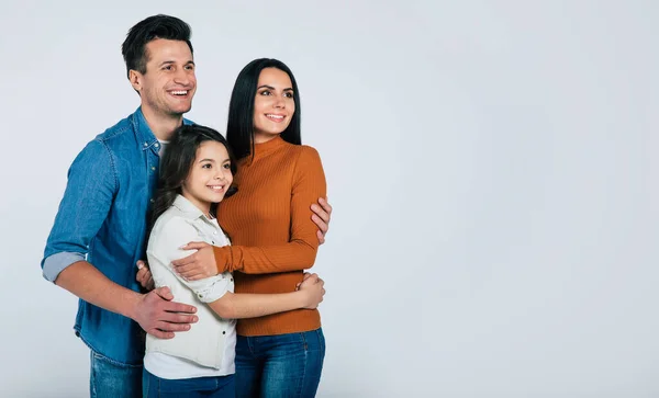 幸せな若い家族の肖像画 — ストック写真