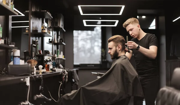 Peluquería Haciendo Peinado Para Cliente Hombre Barbería —  Fotos de Stock
